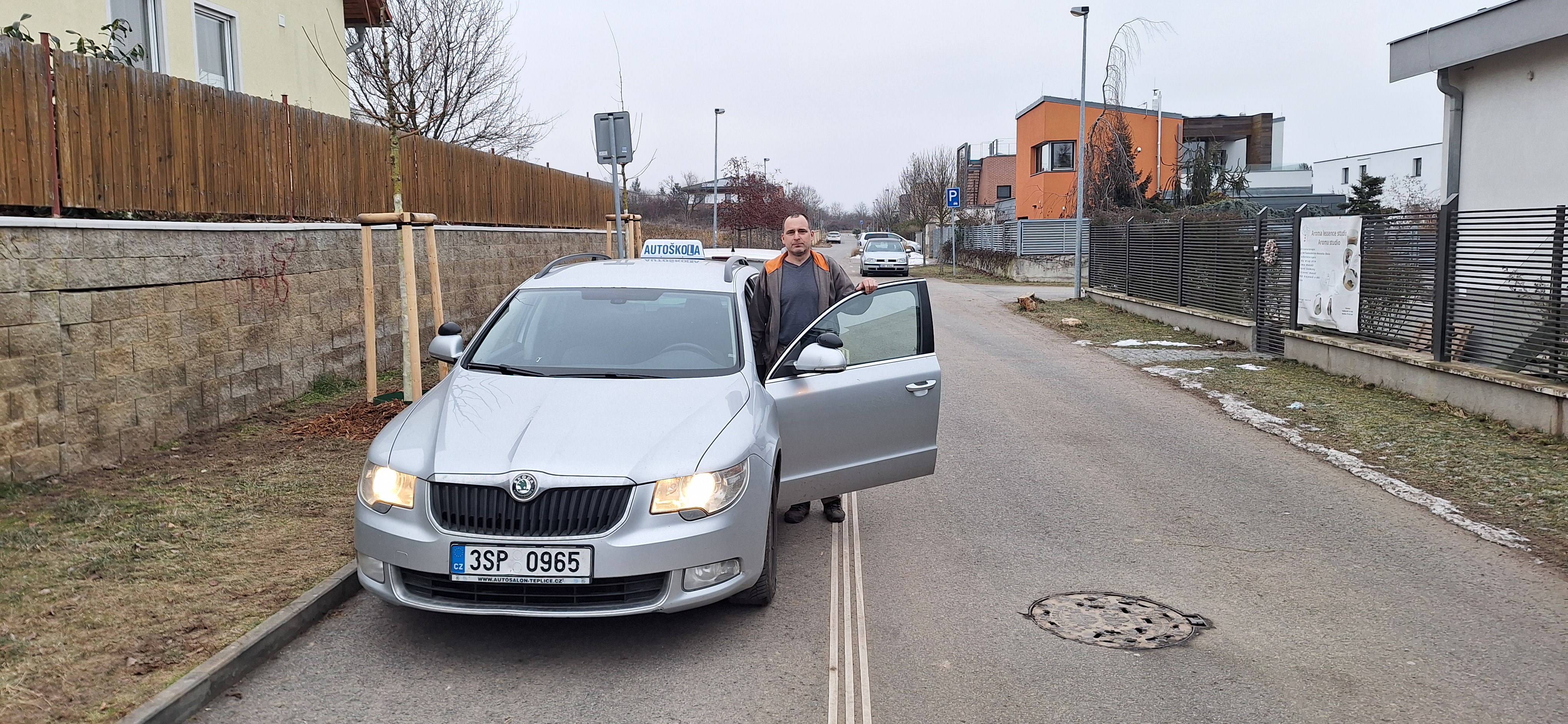 Instruktor David Kaiser u auta